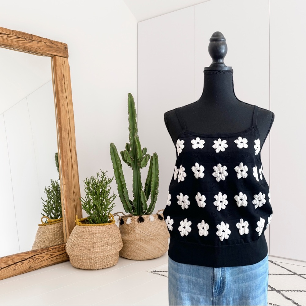 Lea & Viola Sleeveless Daisy Knit Tank Top